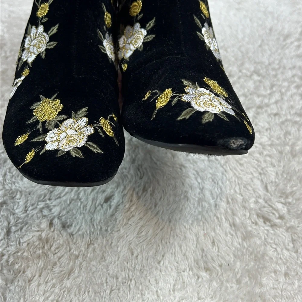 Forever 21 black floral embroidered booties, size‎ 8